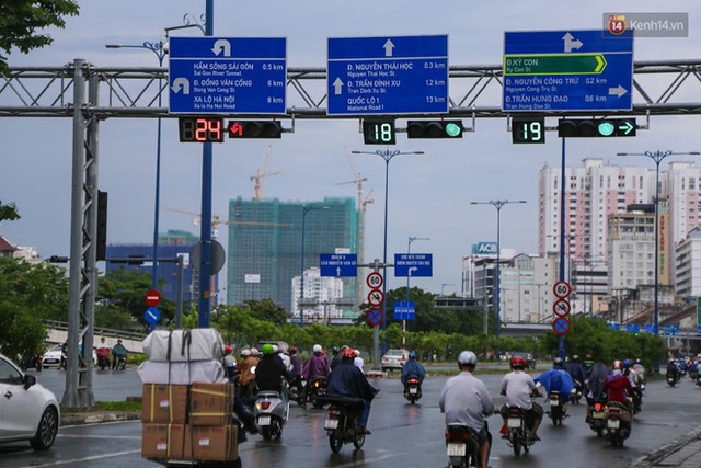 Biển báo giao thông song ngữ Việt – Anh đã được lắp đặt trên đường phố Sài Gòn - Ảnh 3.