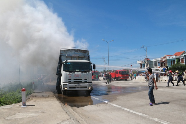 Xe tải bốc cháy ngùn ngụt sát trạm thu phí, giao thông qua quốc lộ 1A hỗn loạn nhiều giờ - Ảnh 3.