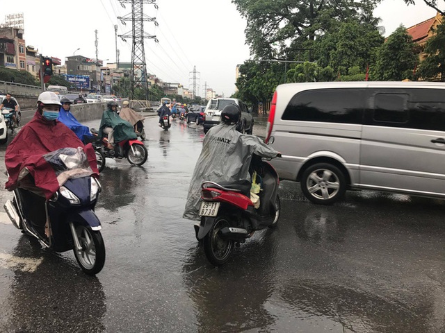 Chùm ảnh: Đường phố Hà Nội ngập lênh láng sau cơn mưa lớn vào sáng nay - Ảnh 3.