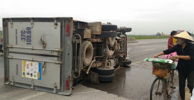 Nghệ An: Tông vào dải phân cách, xe tải lật nhiều vòng, tài xế và phụ xe bị thương nhẹ - Ảnh 2.