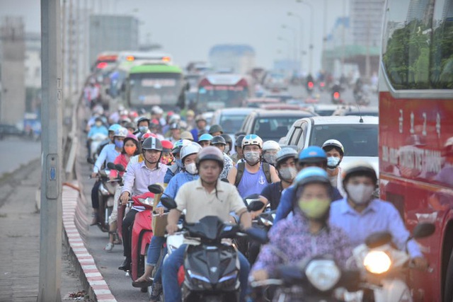  Biển người ùn ùn về quê dịp lễ 2/9, nhiều đoạn đường kẹt cứng - Ảnh 3.