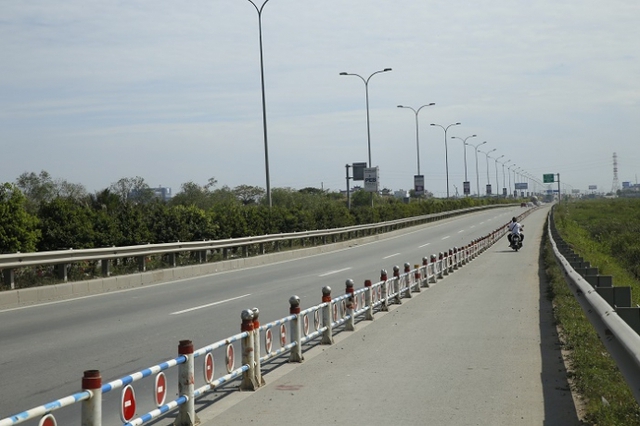 Người dân thong dong đạp xe trên cao tốc Long Thành - Dầu Giây - Ảnh 3.