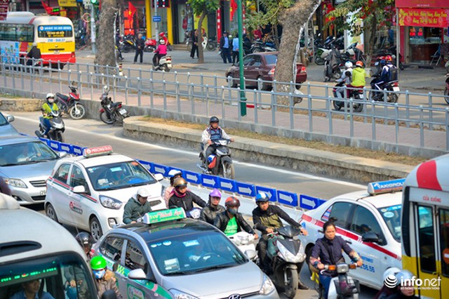 Hà Nội: Đường vắng hay tắc, có dải phân cách cứng, BRT vẫn bị chiếm làn - Ảnh 4.
