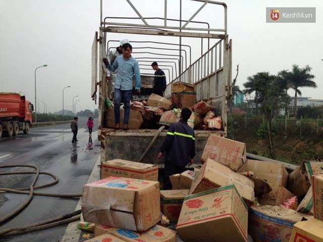 Hà Nội: Xe tải mang BKS Lào bốc cháy dữ dội trên đại lộ Thăng Long - Ảnh 4. Hà Nội: Xe tải mang BKS Lào bốc cháy dữ dội trên đại lộ Thăng Long - Ảnh 4.