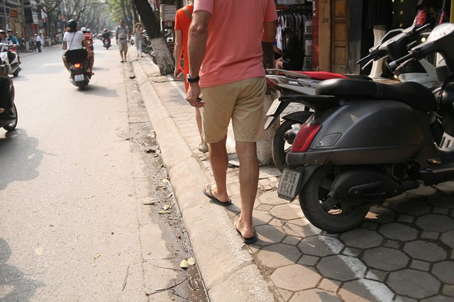 Chùm ảnh: Kẻ vạch phân cách, vỉa hè dành cho người đi bộ ở Hà Nội chỉ còn... 30cm - Ảnh 4.