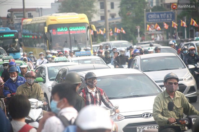 Kết thúc 4 ngày nghỉ lễ, người dân lỉnh kỉnh đồ đạc quay lại Hà Nội và Sài Gòn - Ảnh 4.