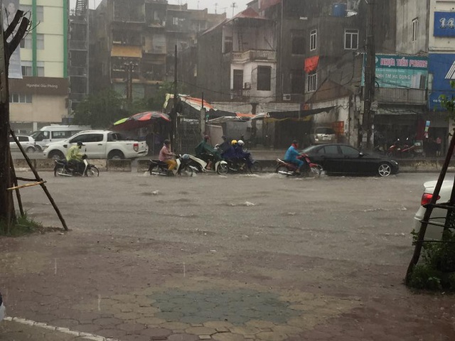 Sáng nay Hà Nội mưa to kèm sấm chớp kinh hoàng, ai mà dám ra đường! - Ảnh 5.