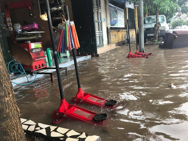 Chùm ảnh: Đường phố Hà Nội ngập lênh láng sau cơn mưa lớn vào sáng nay - Ảnh 4.