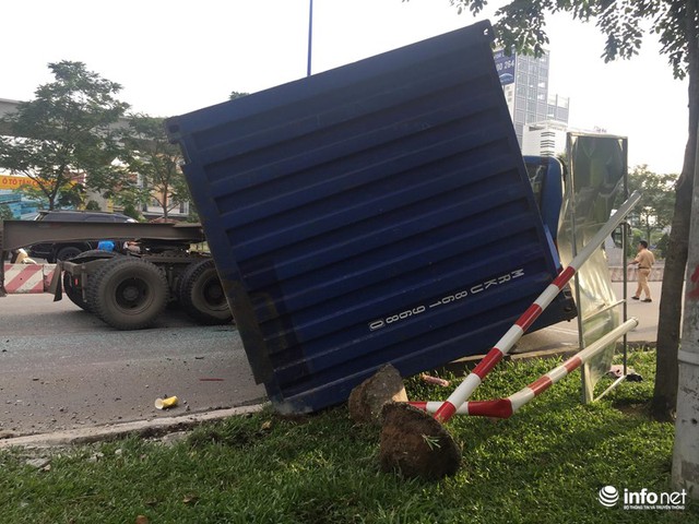 Đổ dốc cầu Sài Gòn, 2 thùng container văng xuống đường, đè nát xe máy - Ảnh 3.