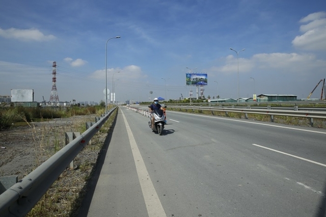 Người dân thong dong đạp xe trên cao tốc Long Thành - Dầu Giây - Ảnh 4.