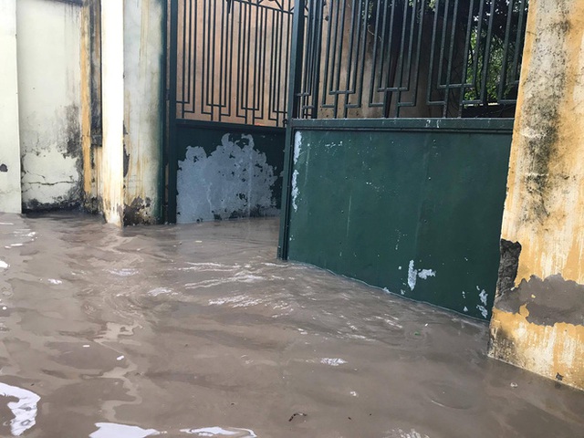 Chùm ảnh: Đường phố Hà Nội ngập lênh láng sau cơn mưa lớn vào sáng nay - Ảnh 5.