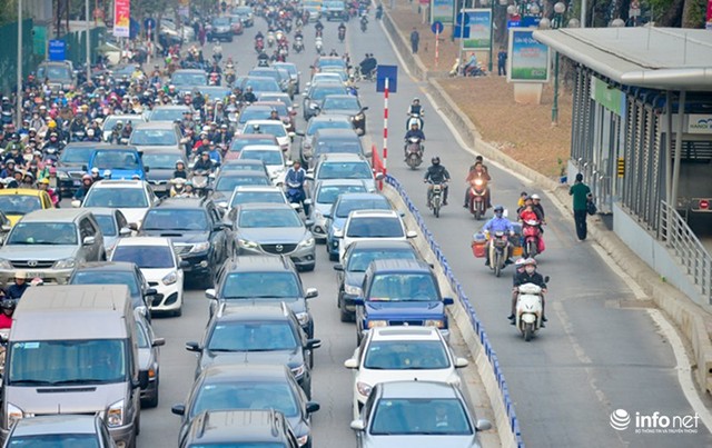 Hà Nội: Đường vắng hay tắc, có dải phân cách cứng, BRT vẫn bị chiếm làn - Ảnh 6.