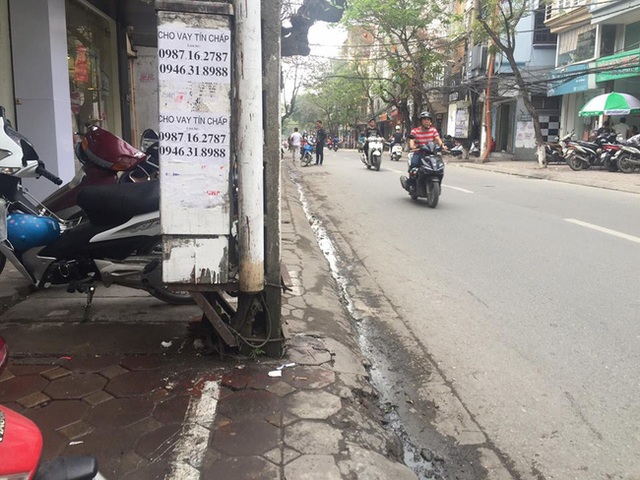 Chùm ảnh: Kẻ vạch phân cách, vỉa hè dành cho người đi bộ ở Hà Nội chỉ còn... 30cm - Ảnh 6. Chùm ảnh: Kẻ vạch phân cách, vỉa hè dành cho người đi bộ ở Hà Nội chỉ còn... 30cm - Ảnh 6.
