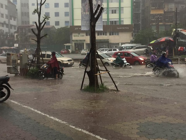 Sáng nay Hà Nội mưa to kèm sấm chớp kinh hoàng, ai mà dám ra đường! - Ảnh 7.