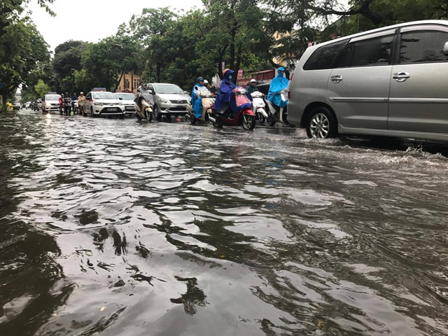 Chùm ảnh: Đường phố Hà Nội ngập lênh láng sau cơn mưa lớn vào sáng nay - Ảnh 6.