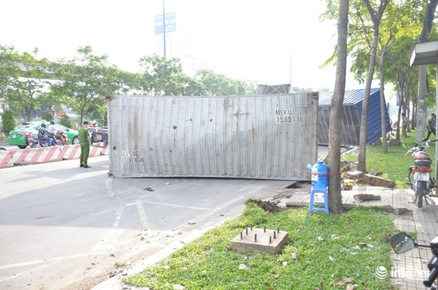 Đổ dốc cầu Sài Gòn, 2 thùng container văng xuống đường, đè nát xe máy - Ảnh 5.