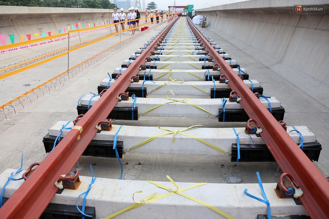 Cận cảnh lắp đặt hệ thống đường ray tàu trên cao cho tuyến Metro Bến Thành - Suối Tiên - Ảnh 6.