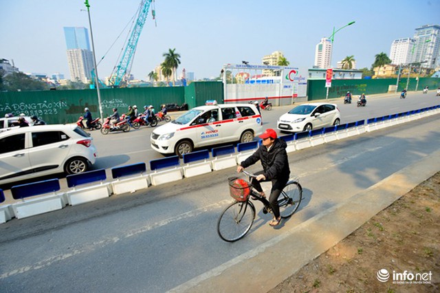 Hà Nội: Đường vắng hay tắc, có dải phân cách cứng, BRT vẫn bị chiếm làn - Ảnh 7.