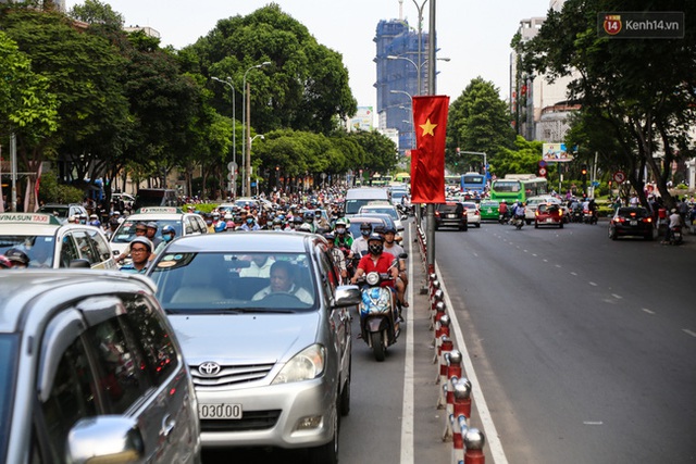 Giao thông ở Sài Gòn rối như canh hẹ sau khi phân luồng thi công nhà ga trung tâm Bến Thành - Ảnh 7.