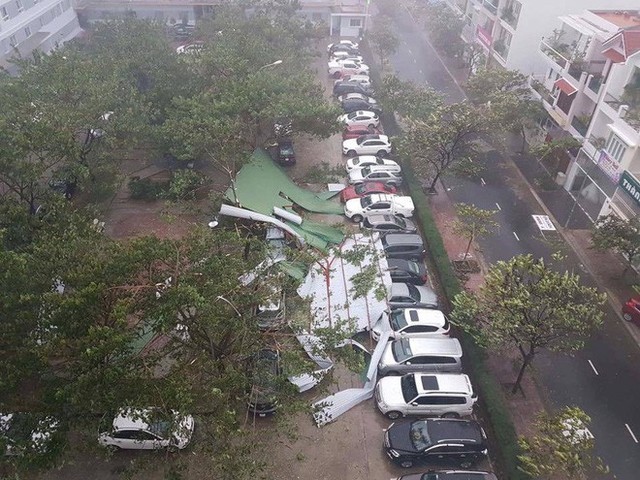 Bão số 12 gây mưa to gió giật kinh hoàng, nhiều xe máy ở Nha Trang, Khánh Hoà bị quật ngã la liệt giữa đường - Ảnh 9.