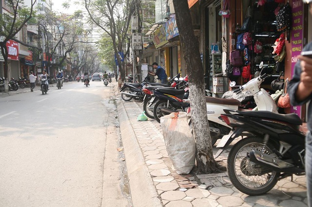 Chùm ảnh: Kẻ vạch phân cách, vỉa hè dành cho người đi bộ ở Hà Nội chỉ còn... 30cm - Ảnh 8. Chùm ảnh: Kẻ vạch phân cách, vỉa hè dành cho người đi bộ ở Hà Nội chỉ còn... 30cm - Ảnh 8.