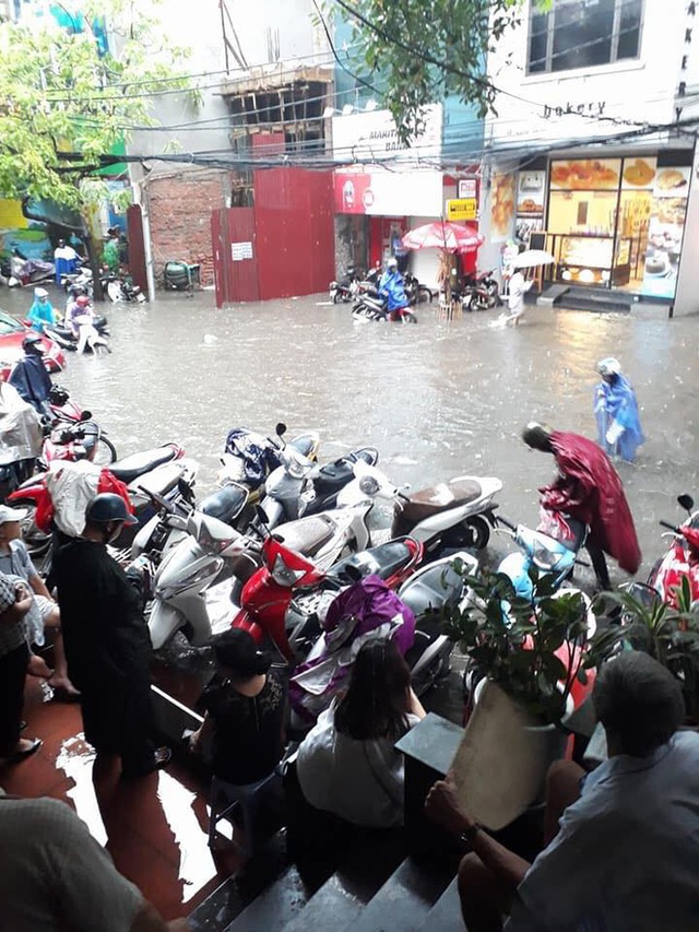 Sáng nay Hà Nội mưa to kèm sấm chớp kinh hoàng, ai mà dám ra đường! - Ảnh 9.