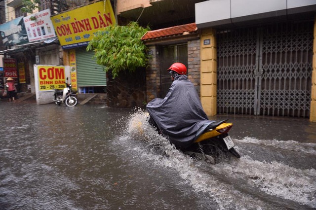 Chùm ảnh: Đường phố Hà Nội ngập lênh láng sau cơn mưa lớn vào sáng nay - Ảnh 8.