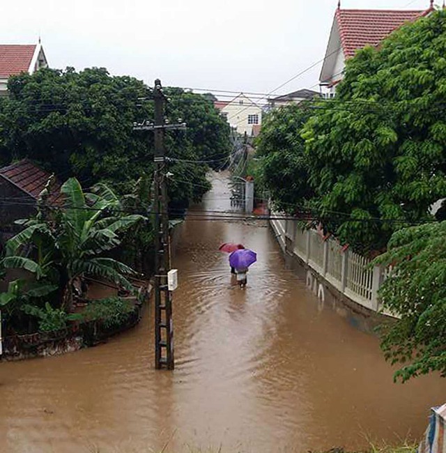 Mưa tầm tã, nhiều đường phố ngập mênh mông - Ảnh 9.