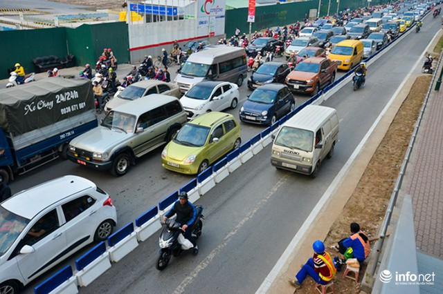 Hà Nội: Đường vắng hay tắc, có dải phân cách cứng, BRT vẫn bị chiếm làn - Ảnh 9.