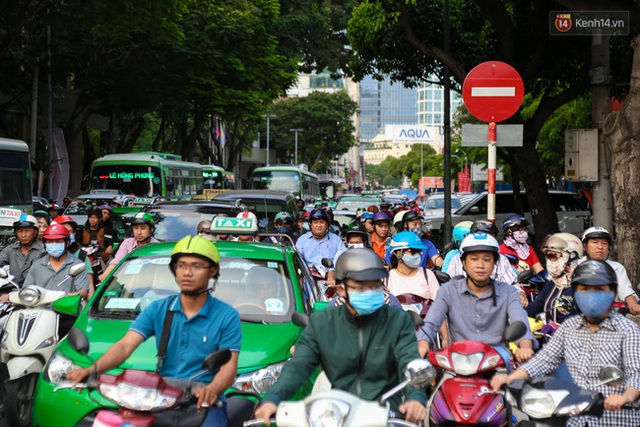 Giao thông ở Sài Gòn rối như canh hẹ sau khi phân luồng thi công nhà ga trung tâm Bến Thành - Ảnh 9. Giao thông ở Sài Gòn rối như canh hẹ sau khi phân luồng thi công nhà ga trung tâm Bến Thành - Ảnh 9.