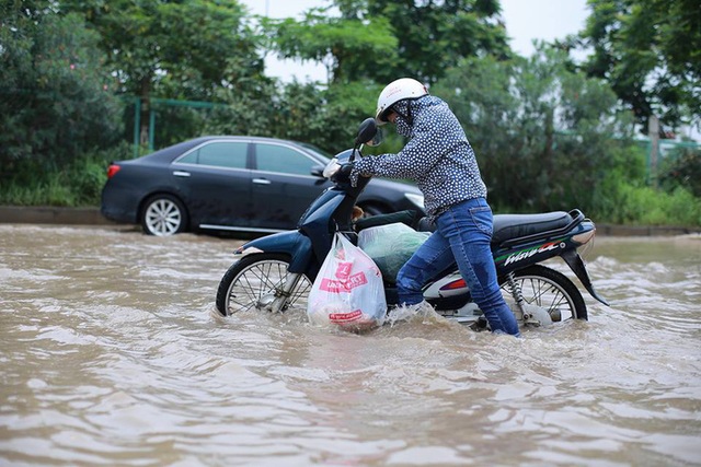 Mưa lớn trút xuống Hà Nội, đại lộ Thăng Long ngập trong biển nước - Ảnh 9.
