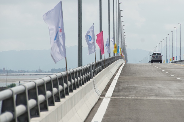 Cầu vượt biển dài nhất Việt Nam chính thức thông xe - Ảnh 9.