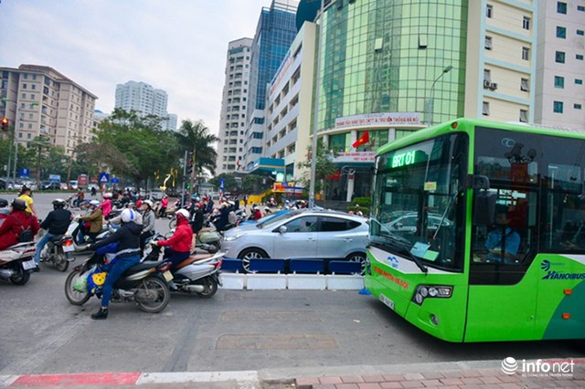 Hà Nội: Đường vắng hay tắc, có dải phân cách cứng, BRT vẫn bị chiếm làn - Ảnh 10.