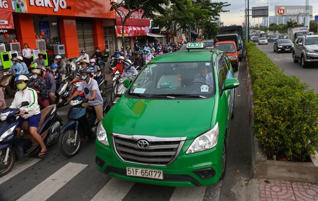 Kẹt xe kéo dài hơn 2km trên đại lộ Phạm Văn Đồng sau cơn mưa lớn ở Sài Gòn - Ảnh 11.