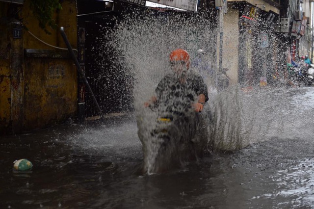Chùm ảnh: Đường phố Hà Nội ngập lênh láng sau cơn mưa lớn vào sáng nay - Ảnh 10.