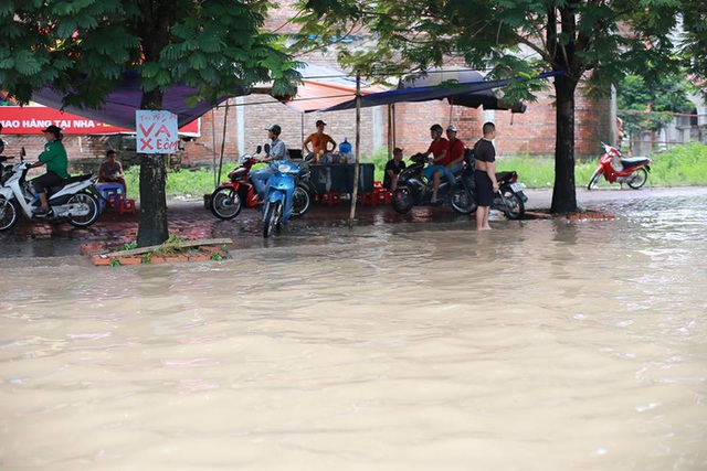 Mưa lớn trút xuống Hà Nội, đại lộ Thăng Long ngập trong biển nước - Ảnh 10.