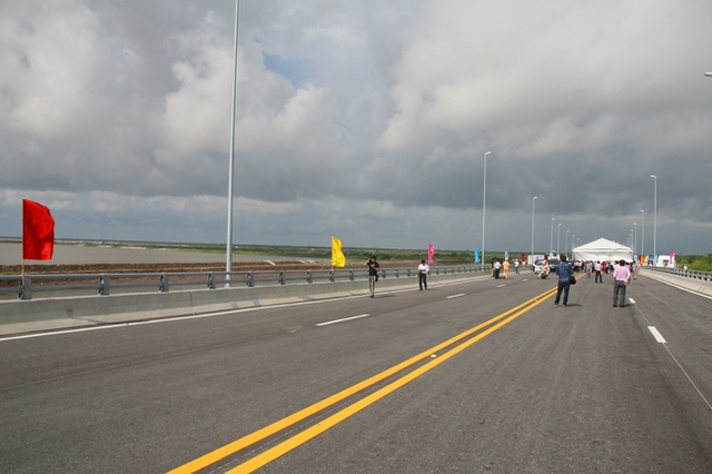 Cầu vượt biển dài nhất Việt Nam chính thức thông xe - Ảnh 10.