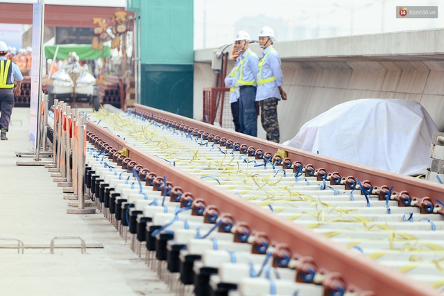 Cận cảnh lắp đặt hệ thống đường ray tàu trên cao cho tuyến Metro Bến Thành - Suối Tiên - Ảnh 10.
