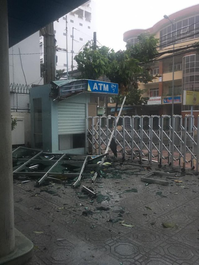 Bão số 12 gây mưa to gió giật kinh hoàng, nhiều xe máy ở Nha Trang, Khánh Hoà bị quật ngã la liệt giữa đường - Ảnh 12.