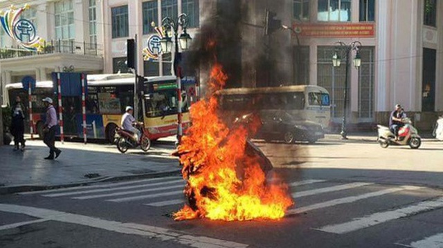 Hà Nội: Đang đi trên đường, xe máy Attila do một người phụ nữ điều khiển bất ngờ bốc cháy dữ dội