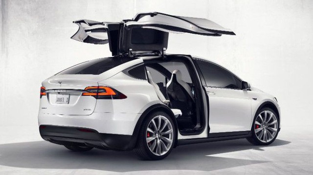 Mercedes Benz Bí Mật Thuê Xe Tesla Model X Về Phá Nhưng