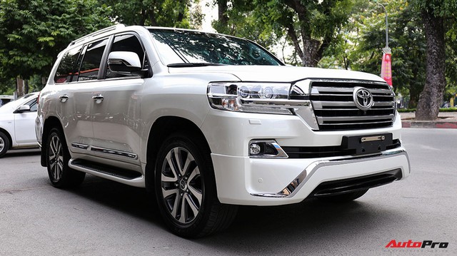 SUV hầm hố Toyota Land Cruiser VXR đi 10.000 km rao bán giá 4,8 tỷ đồng
