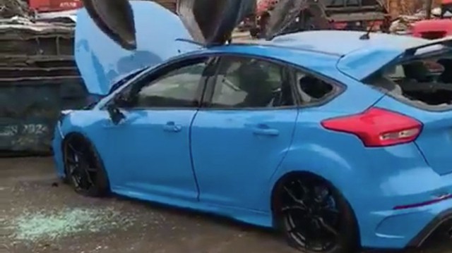 Những chiếc Ford Focus đời mới bị nghiền nát trong bãi rác