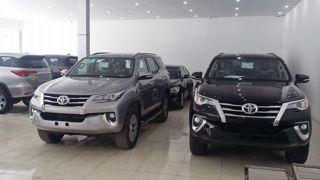 "Khan hàng", giá Toyota Fortuner tăng vọt 200 triệu đồng tại đại lý