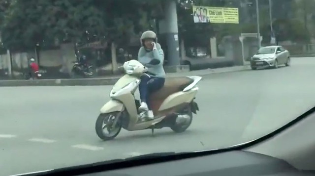 Nữ "Ninja" đi Honda Lead vô tư dựng xe máy giữa ngã tư, thản nhiên nghe điện thoại