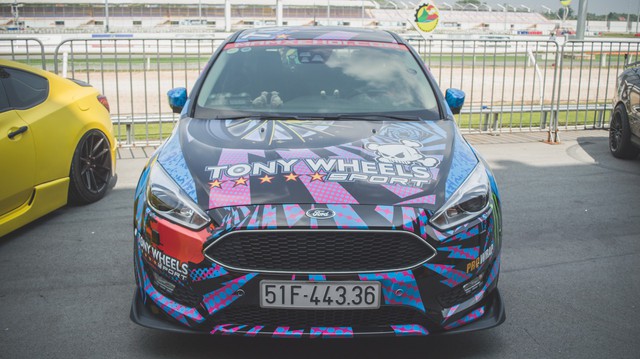 Ford Focus dán decal "tắc kè hoa" tại Sài Gòn