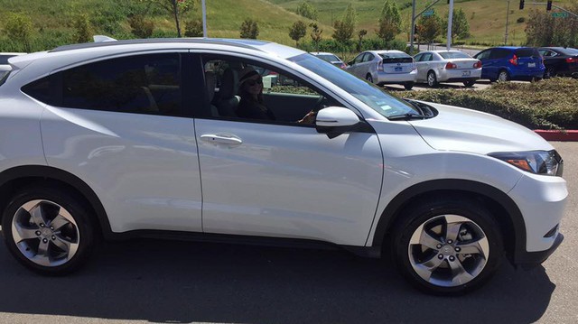 Sau khi bị trộm để chạy dịch vụ, chiếc Honda HR-V lại bị vứt chỏng chơ ngoài đường