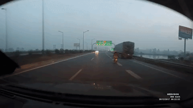 Hyundai Grand i10 ngang nhiên đi ngược chiều trên cao tốc khiến xe tải va chạm với Ford Ranger