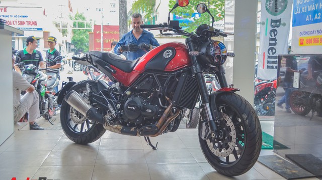 Chi tiết Benelli Leoncino rẻ bằng một nửa Ducati Scrambler Sixty2 vừa về Việt Nam