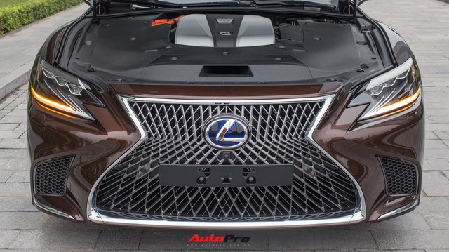 Lexus bán xe hybrid chính hãng đầu tiên Việt Nam